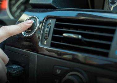 Así puedes hacer que el aire acondicionado de tu auto enfríe más, según expertos