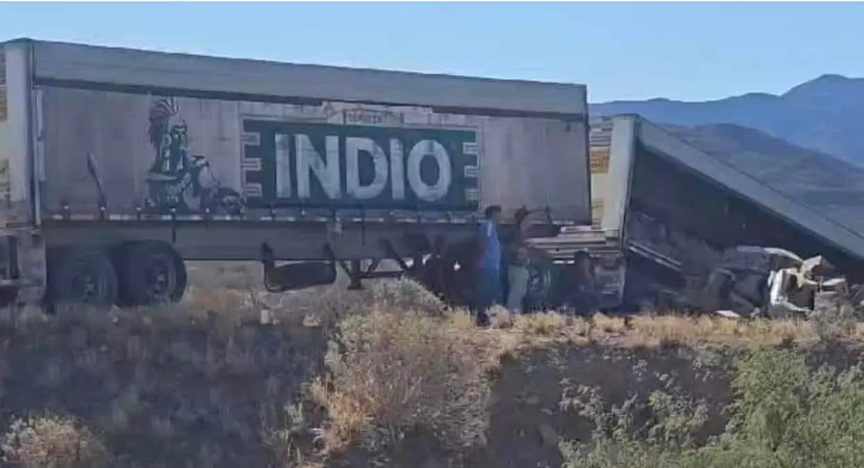 Tráiler de empresa cervecera vuelca en carretera Guaymas – Hermosillo