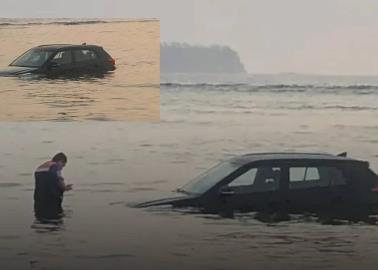 Amanece camioneta dentro del mar en Playa de Boca del Río