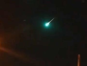 VIDEO | Impresionante bola de luz verde surca los cielos