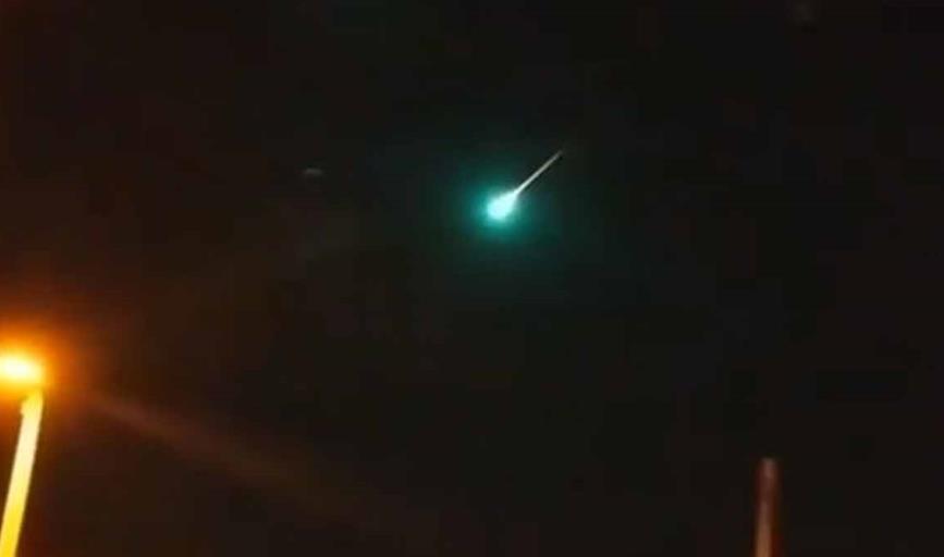 VIDEO | Impresionante bola de luz verde surca los cielos