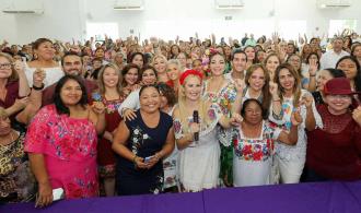 Recibe Claudia apoyo de mujeres yucatecas