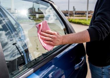 ¿Tu carro tiene rayones en los vidrios? Con este truco casero puedes deshacerte de ellos