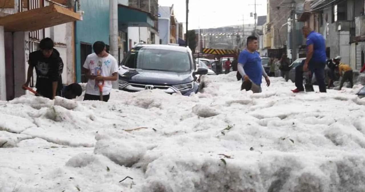 VIDEO | ¿Y el calor? Fuerte granizada inunda calles y sepulta autos en Puebla
