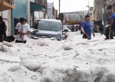 VIDEO | ¿Y el calor? Fuerte granizada inunda calles y sepulta autos en Puebla