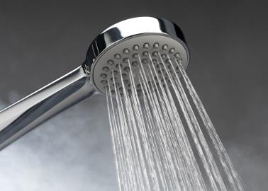 ¿Quieres quitar el oxido de las llaves de tu regadera? Sigue este truco