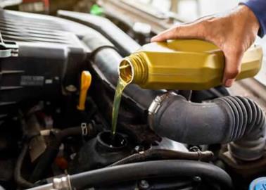 ¿Qué sucede si se le pone mucho aceite al motor?