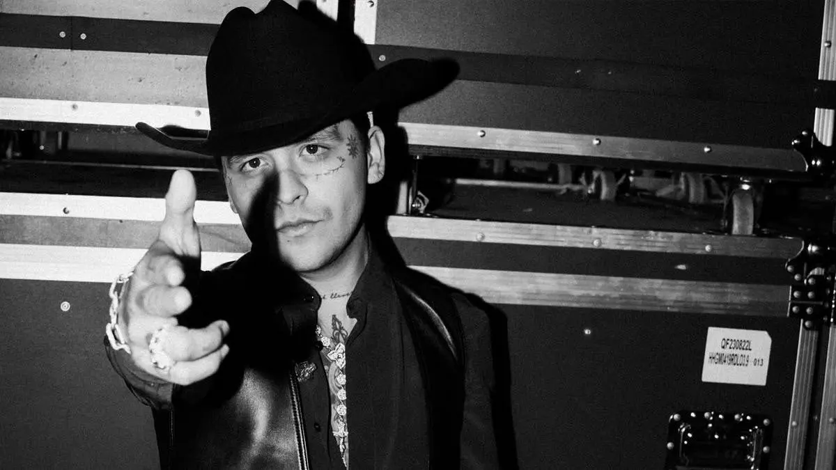 "Botella tras botella": Captan a Christian Nodal en estado de ebriedad tras su ruptura con Cazzu