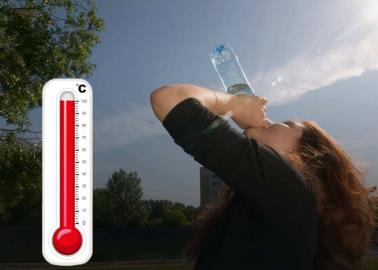 Esta es la cantidad de agua que debes tomar para evitar deshidratarte por el calor, según los expertos