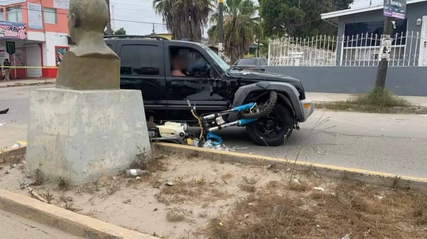Sujetos armados roban urnas en Ensenada; chocan con vehículo y son detenidos