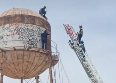 VIDEO |Hombre intenta lanzarse desde tinaco de la Cajeme