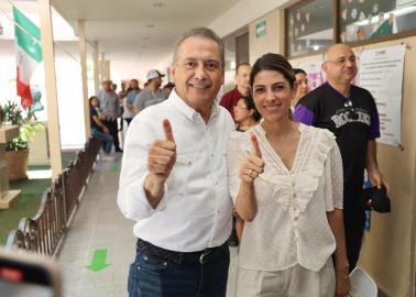 Manlio Fabio Beltrones  acude a votar en Hermosillo