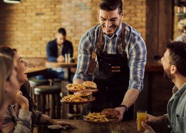 ¿Qué es lo que se debe de hacer si un empleado trata mal a un cliente en un restaurante? Esto sabemos