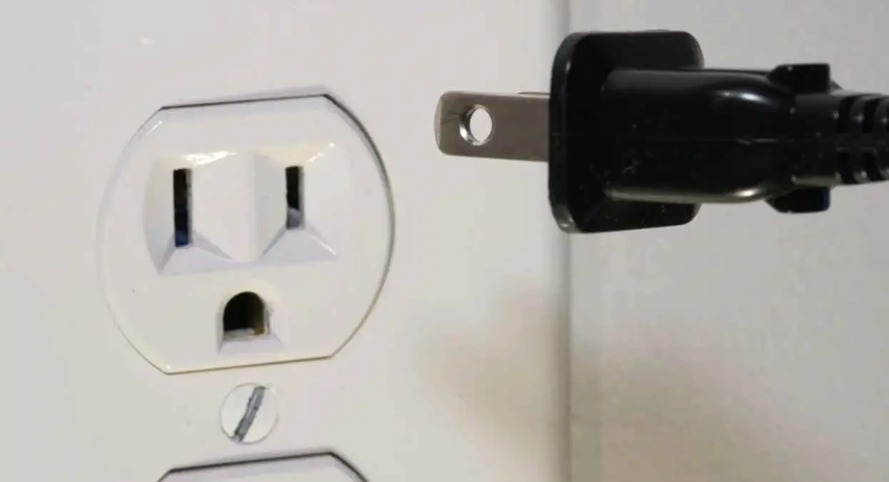 ¿Sabes para qué sirven los orificios que vienen en los enchufes? Esto sabemos