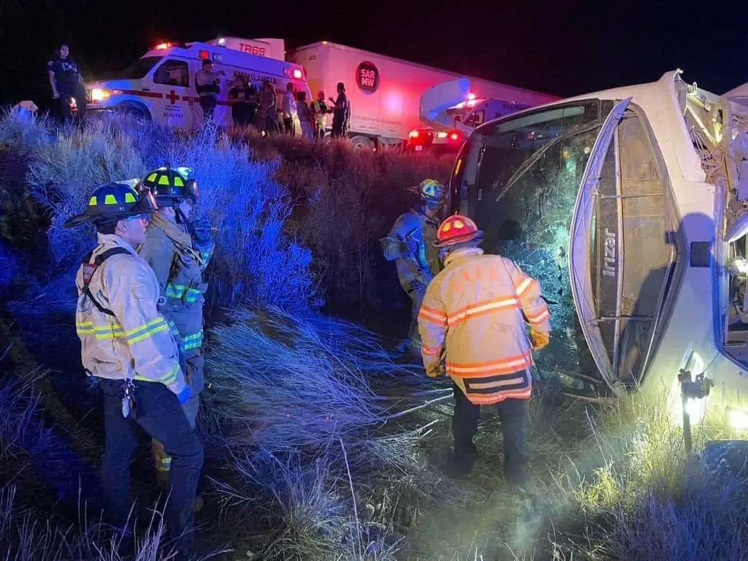 Vuelca camión de pasajeros en carretera Santa Ana - Altar