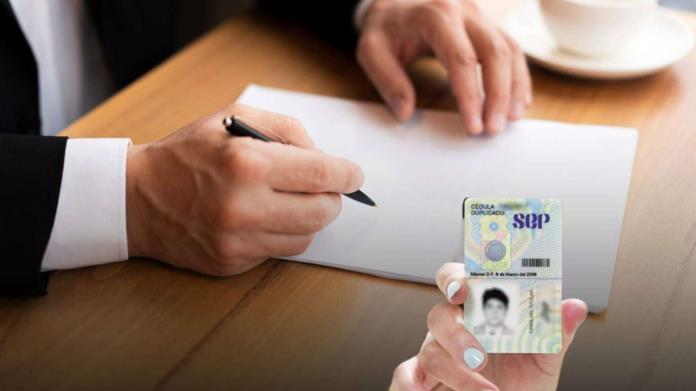 Cédula Profesional: ¿Qué pasa si trabajas sin ella? Esto dice la LFT Cédula Profesional: ¿Qué pasa si trabajas sin ella? Esto dice la LFT