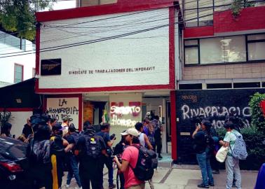 Activistas LGBTI+ vandalizan oficinas de sindicato de Infonavit por actos homofóbicos