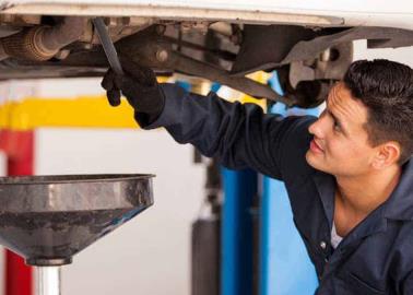 ¡Toma nota! Así puedes saber qué tipo de aceite lleva tu carro