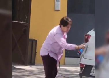 VIDEO | ¿Lady Graffiti? Señora grafitea camioneta que se estacionó frente a su casa