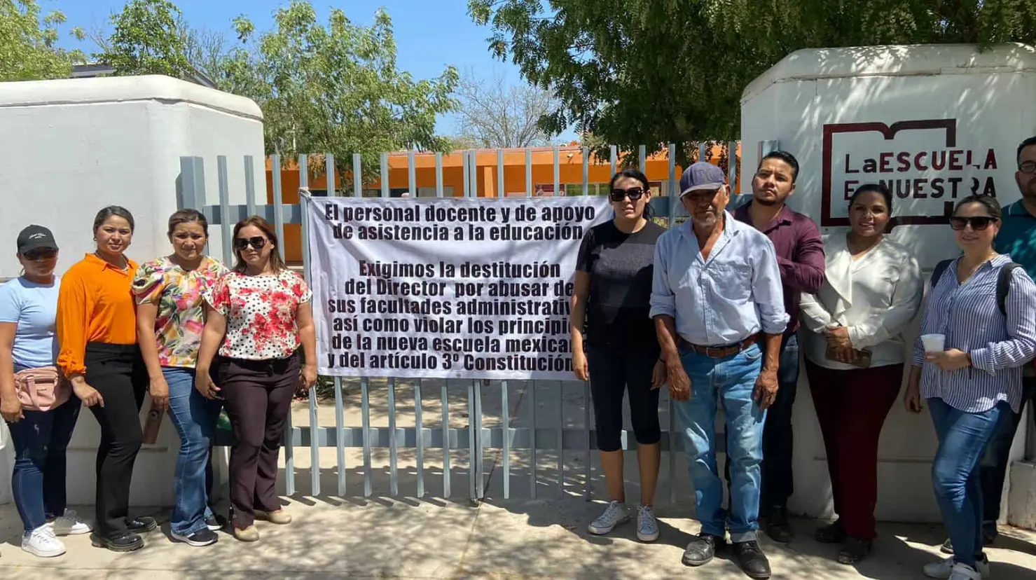 Con protesta exigen destitución del director