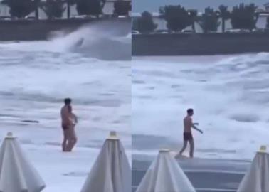 Momento exacto en que una mujer es tragada por el mar mientras caminaba por la orilla | VIDEO