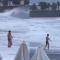 Momento exacto en que una mujer es tragada por el mar mientras caminaba por la orilla | VIDEO