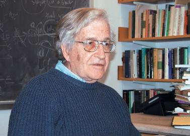 ¿Quién es Noam Chomsky y por qué es considerado uno de los más importantes intelectuales? ¿Quién es Noam Chomsky y por qué es considerado uno de los más importantes intelectuales?