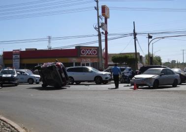 Vuelca auto en aparatoso accidente cerca de la Laguna del Náinari