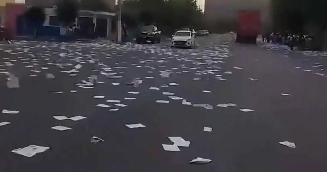 VIDEO | Estudiantes de la Secundaria General 2 en Ciudad Obregón convierten calle en basurero