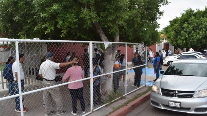 Padres de familia exigen cambio de intendente en CAM 52 en Ciudad Obregón