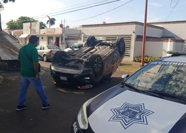 Vuelca auto en la Zona Norte de Ciudad Obregón