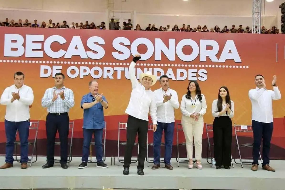 Alfonso Durazo entrega becas en Cajeme