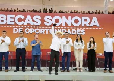 Alfonso Durazo entrega becas en Cajeme