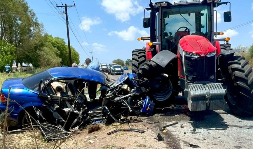 Choque de automóvil y tractor deja a dos jóvenes universitarios lesionados en en Valle del Yaqui
