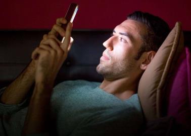 ¿Qué es lo que hace el filtro azul de tu celular que los protege?    