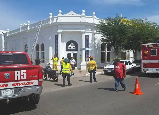 Techo de la Canaco Navojoa colapsa con empleados dentro