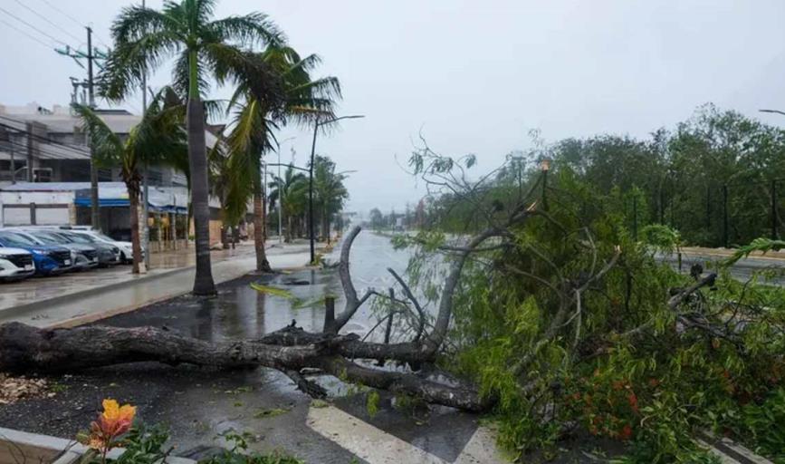 Beryl se degrada a tormenta tropical tras impactar en la Riviera Maya de México