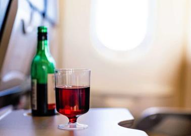 Esto le sucede a tu cuerpo cuando tomas alcohol en un avión