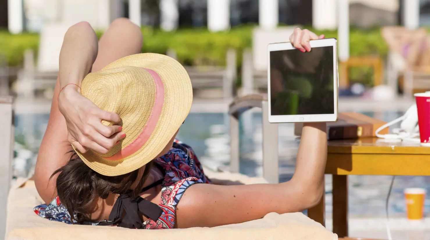 <a href=https://www.freepik.es/foto-gratis/mujer-mirando-tablet_954196.htm#fromView=search&page=1&position=1&uuid=6c6cb8a5-79ec-4e5d-9014-c072d63627ac>Imagen de boryanam en Freepik</a>