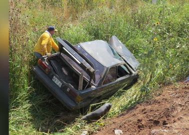 Cae vehículo a canal de riego en el Valle del Yaqui