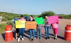 En Cumpas habitantes bloquean carretera; exigen su rehabilitación ¡Ya no aguantan! En Cumpas habitantes bloquean carretera; exigen su rehabilitación ¡Ya no aguantan!
