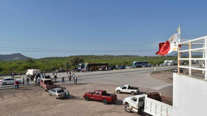 Bloquean yaquis carretera federal Bloquean yaquis carretera federal