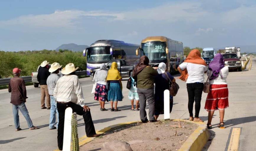 Yaquis bloquean la Carretera Internacional en Loma de Guamúchil