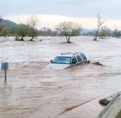 Lluvias en Santa Ana y Magdalena dañan viviendas y se llevan auto