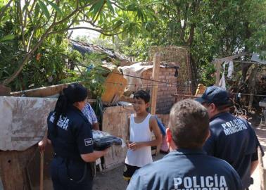 Apoyan policías municipales a pequeño futbolista