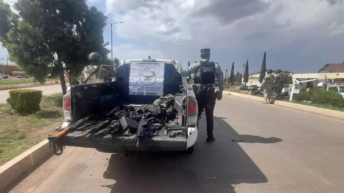 Sujetos chocan en carretera Ímuris-Agua Prieta y abandonan camioneta con armas