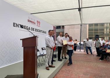 Alfonso Durazo entrega 500 escrituras del Infonavit a trabajadores en Hermosillo