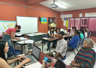 Estudiantes de Unison campus Navojoa, asesoran a adultos mayores en el uso de la tecnología