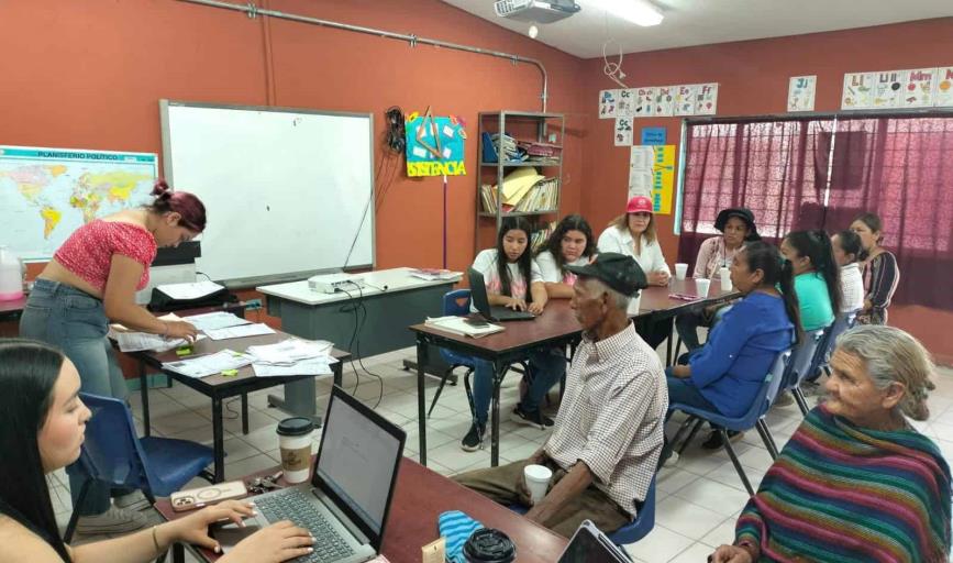 Estudiantes de Unison campus Navojoa, asesoran a adultos mayores en el uso de la tecnología