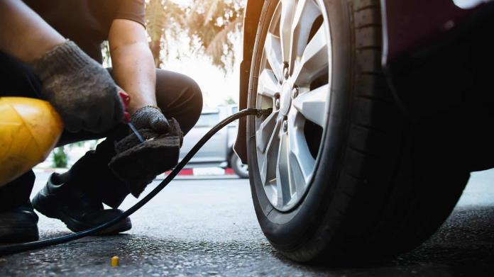 ¿Te quedaste ponchado? Sigues estos pasos para cambiar la llanta de tu auto como un profesional ¿Te quedaste ponchado? Sigues estos pasos para cambiar la llanta de tu auto como un profesional